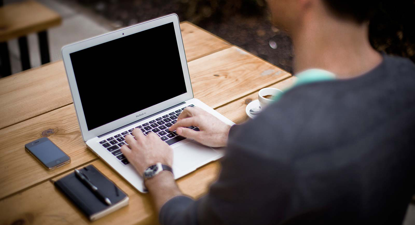 BLOGGER IN FRONT OF A NOTEBOOK